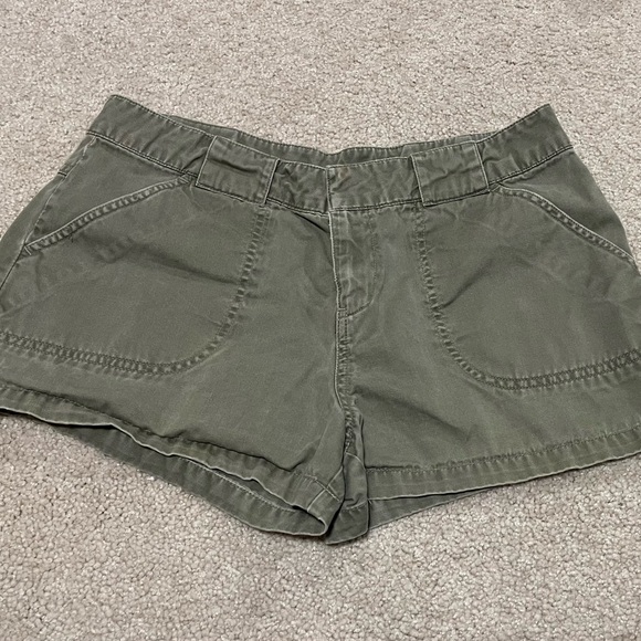 Old Navy Women's Cargo Shorts in Khaki Green - Picture 1 of 3